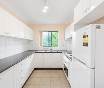 Large, well presented two bedroom unit. - Photo 2