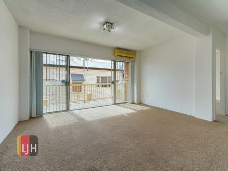 BIG, BREEZY 2 BEDROOM UNIT IN SUPER HANDY LOCATION ! - Photo 2