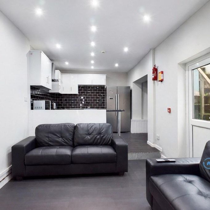 6 bedroom terraced house to rent - Photo 1