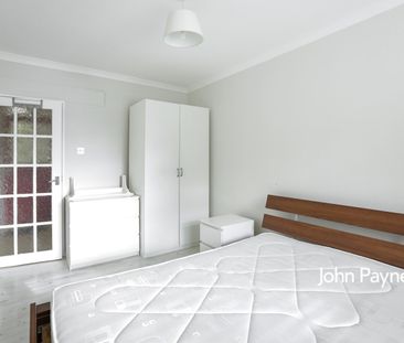 Flat to rent - Pagoda Gardens, London, SE3 - Photo 1