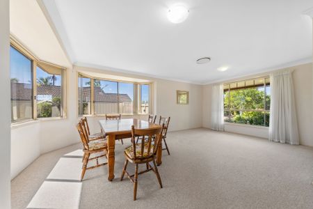 Light, Space & Convenience - Perfect Hamlyn Terrace Family Home! - Photo 2