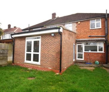 5 bedroom Semi-detached house to rent - Photo 3