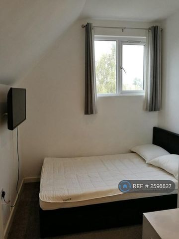 1 bedroom in a house share to rent - Photo 2