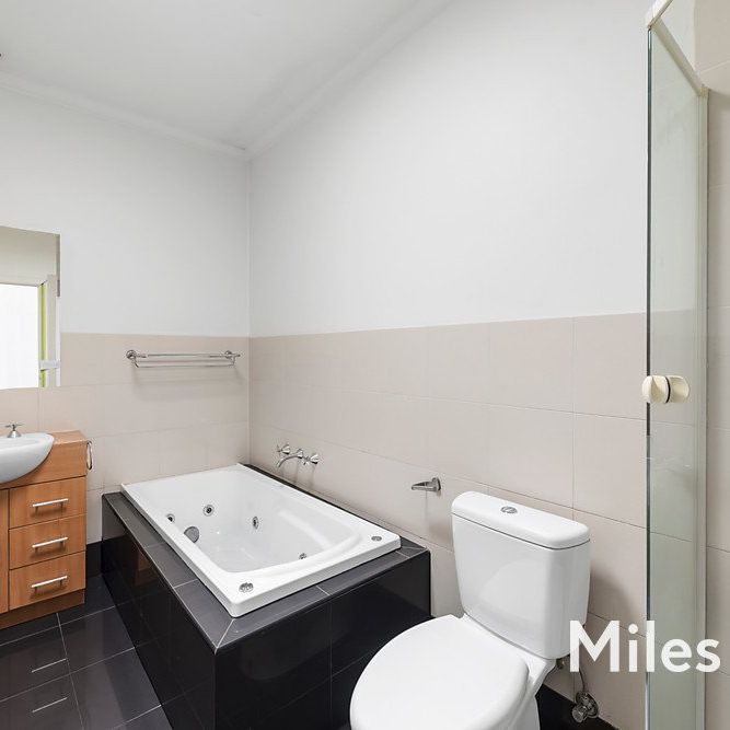 2/4 Tully Court, Ivanhoe - Photo 1