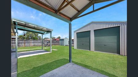 FAMILY HOME WITH POWERED DOUBLE BAY SHED - Photo 4