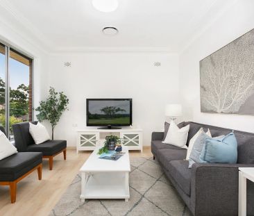 Cozy Three Bedroom Family Home in Prime Location - Photo 5