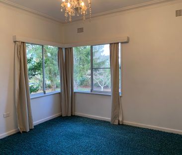 1950's Cottage on double block, walk to town - Photo 1