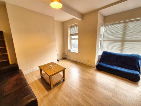 1 bedroom in a house share to rent - Photo 2