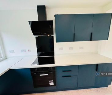 3 bedroom semi-detached house to rent - Photo 6