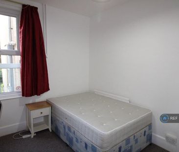 5 bedroom semi-detached house to rent - Photo 4