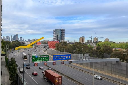 Chic Inner-City Living in Parkville - Photo 5