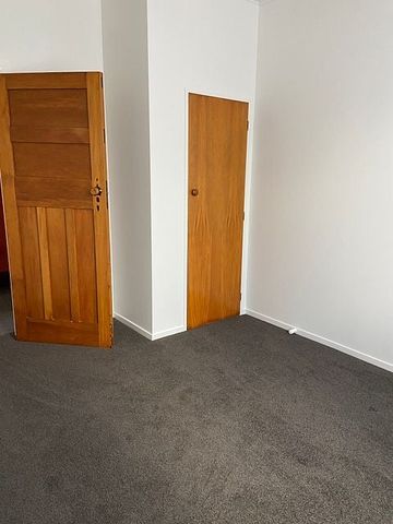 Charming 3 Bedroom Bungalow - Photo 5