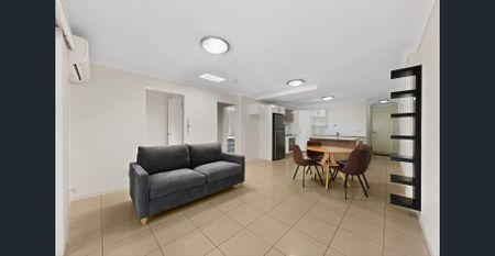 Easy Living with Private Courtyard in Holland Park West - Photo 2