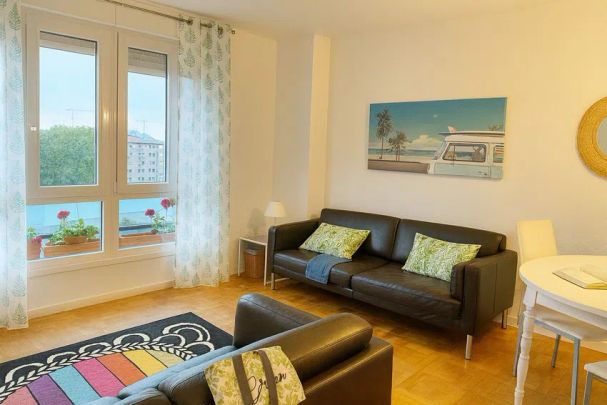 Alquiler de piso en Calle José Simón Cabarga - Photo 1