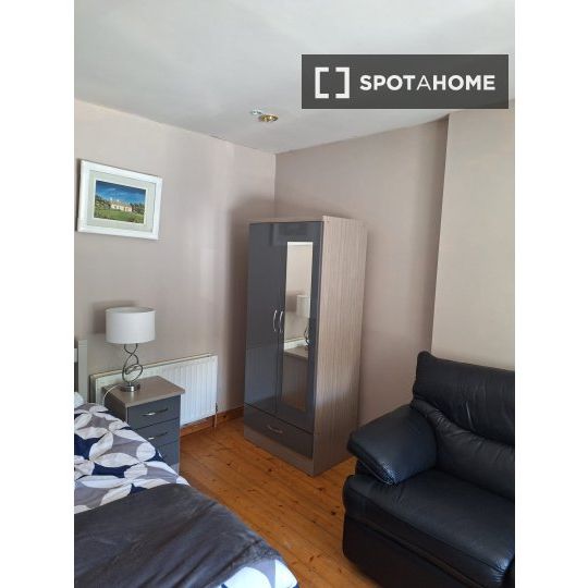 Cosy room in 5-bedroom house in Sandyford, Dublin - Photo 2