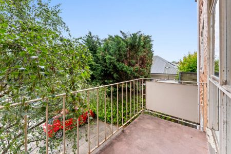 Light-Filled 1 Bedroom Apartment in Prime Armadale Location - Photo 4