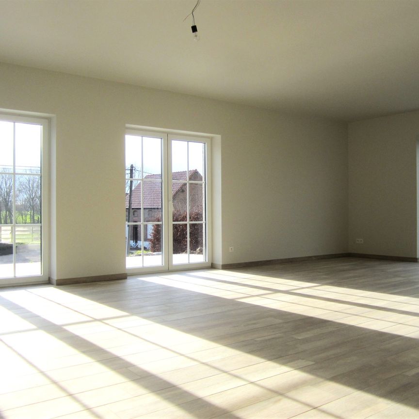 Prachtige halfopen pastoriewoning van 160m² met zuidgericht terras v 31m², balkon, zonnepanelen en drie staanplaatsen. - Photo 1