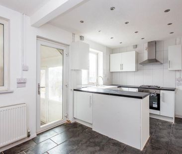 3 bedroom end of terrace house to rent - Photo 5