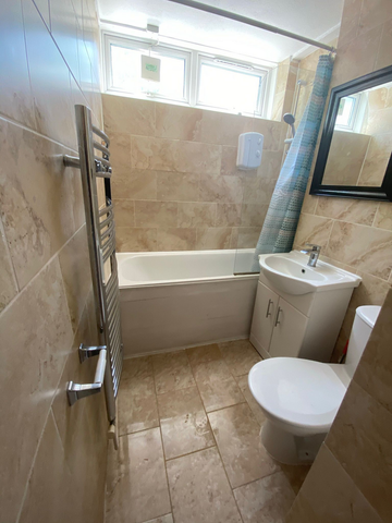 1 bedroom in a flat share to rent - Photo 3