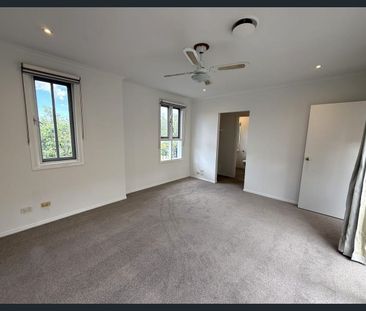 HUGE THREE BEDROOM HOUSE WITH GARDEN - Photo 6