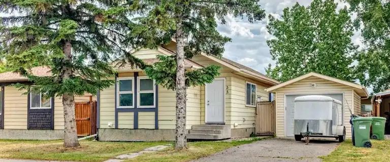 3 BED 1 BATH MAIN FLOOR/Basement rented out separately 2 bed 1 bath | 35 Abingdon Road Northeast, Calgary - Photo 1