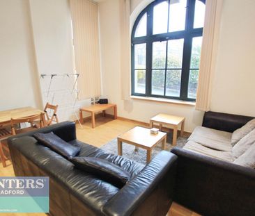 2 bedroom Flat To Let - Photo 1