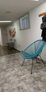 1 Roommate - Bloor/Dufferin 2-bedroom basement apartment - Photo 3