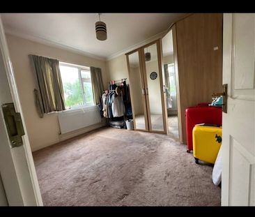 3 Bed Terraced House, Whites Avenue, IG2 - Photo 4