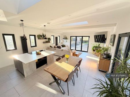 4 bedroom detached house to rent - Photo 2