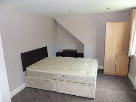 3 bedroom flat to rent - Photo 3