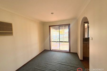 92 Undurra Drive Glenfield Park NSW 2650 - Photo 5