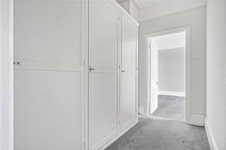 *Includes GAS & ELECTRIC* Spacious and well presented three bedroom top floor apartment in central Summertown and within a short walk to shops and facilities. Close to bus stops with regular bus running into the city centre. - Photo 4