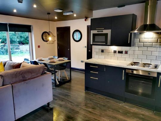 12 bedroom private hall to rent - Photo 1