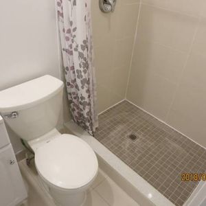 Downtown Toronto, College/Bathurst Basement room shared bath 800/Month - Photo 2