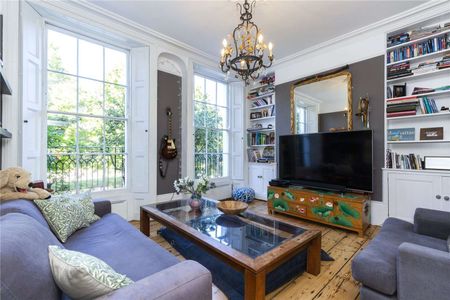 Well proportioned and beautifully presented period Barnsbury house on an attractive terrace over looking a park and with elevated westerly views over London. - Photo 3