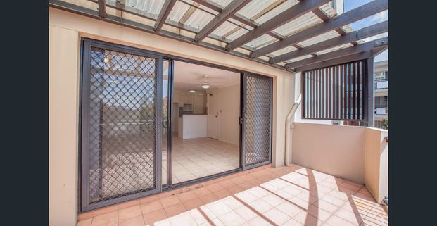 Location & Size in small block of apartments. - Photo 1