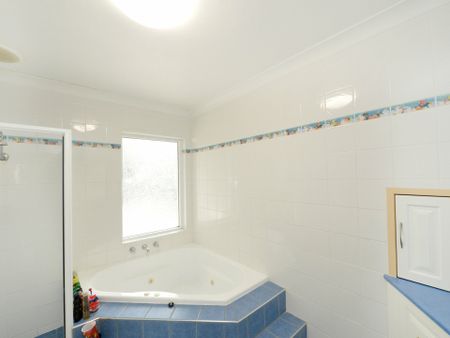 3 BEDROOM,2 BATHROOM HOUSE IN BRAITLING WITH LARGE YARD AND POOL. - Photo 4