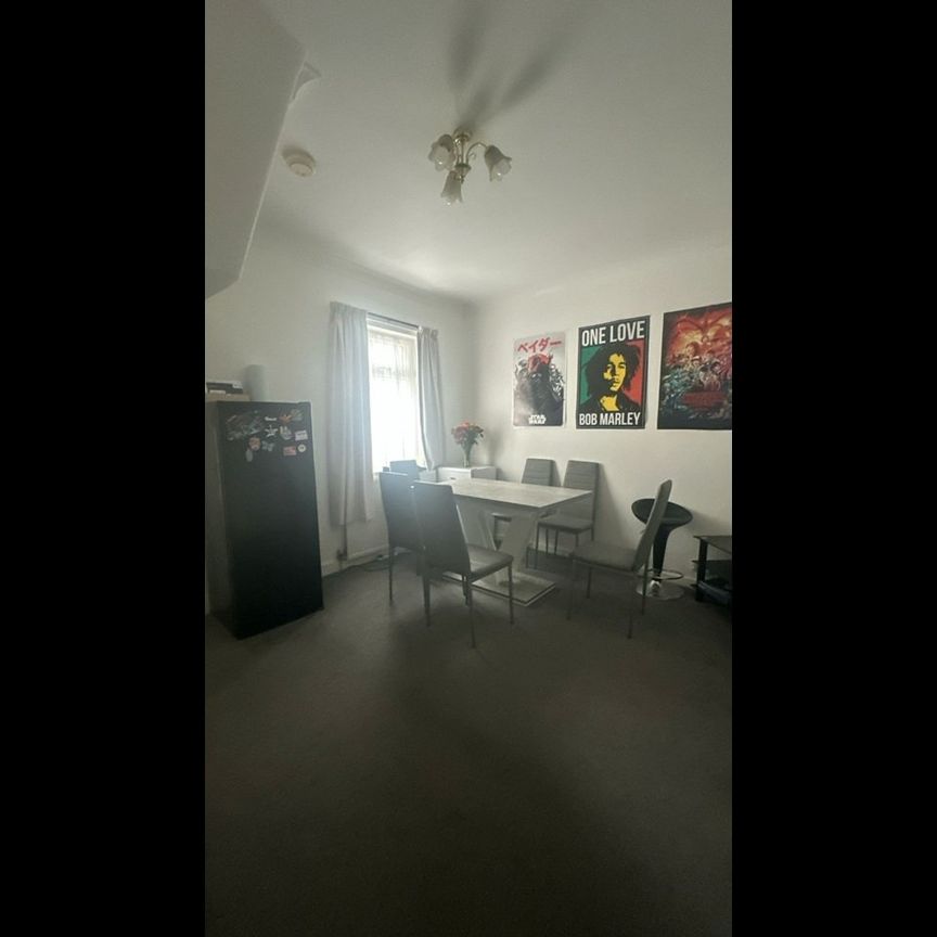 3 Bed Terraced House, Friars Road, E6 - Photo 1