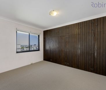 Two bedroom unit with panoramic views of the city and harbour - Photo 4