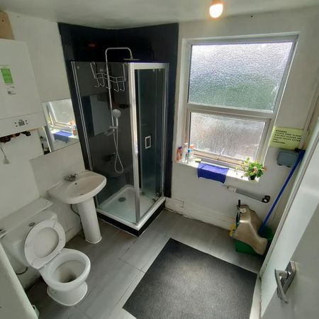 1 bedroom in a flat share to rent - Photo 4