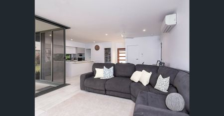 SPACIOUS 4-BEDROOM HOME WITH POOL - Photo 2