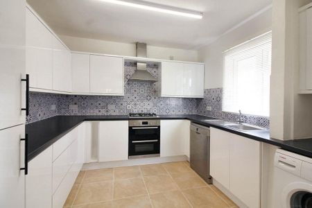 4 bedroom semi-detached house to rent - Photo 3