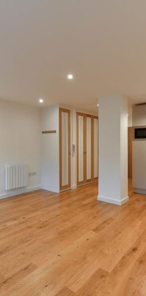 Broadway, WokingProperty for lettings - Seymours - Photo 1