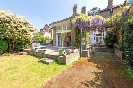 A substantial six bedroom home with large rear garden and off-street parking. - Photo 5