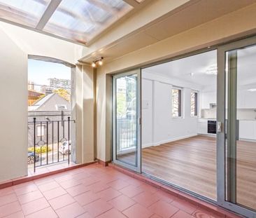 Unfurnished One Bedroom with Parking ! - Photo 2