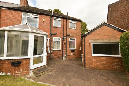 4 bedroom semi-detached house to rent - Photo 3