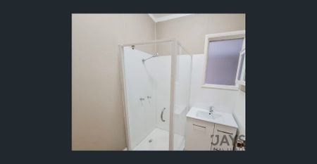 COMFORTABLE THREE BEDROOM HOME - Photo 4