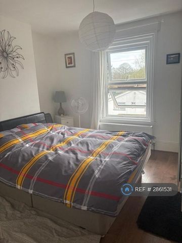 1 bedroom in a house share to rent - Photo 3
