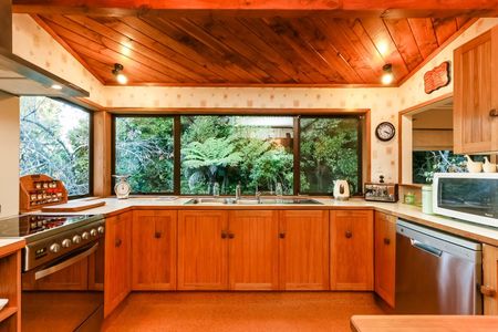 BLOCKHOUSE BAY - Great 4 Bedrooms Family Home with View and Privacy - Photo 4