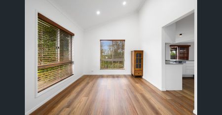 Beautiful 5-bedroom family home with a pool, in a perfect location, Helensvale!! - Photo 5